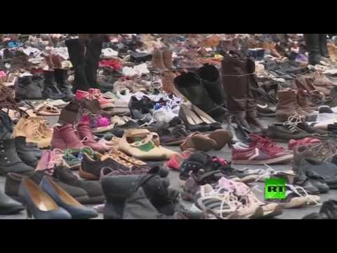 شاهد ناشطو البيئة ينظمون عرضًا بالأحذية في باريس