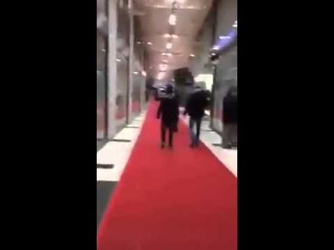 لحظة الاعتداء علي الاعلامي احمد موسي في باريس