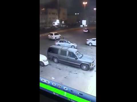 بالفيديو امرأة تقفز من سيارتها بعد سرقة اللص لها