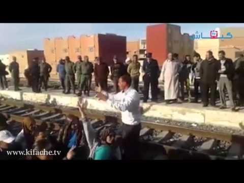 شاهد وقفة احتجاجية لأساتذة متدربين