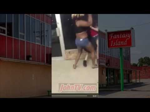 شاهد معركة طاحنة بين فتيات وشباب