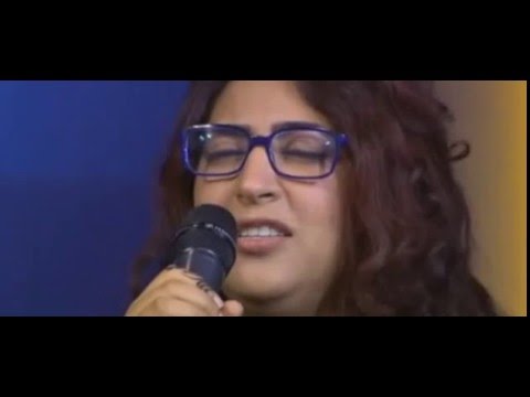 شاهد دنيا بوتازوت تغني أغنية دينية على قناة مصرية