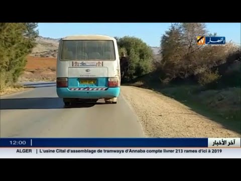 ركاب على حافة الباب في حافلة لنقل المسافرين