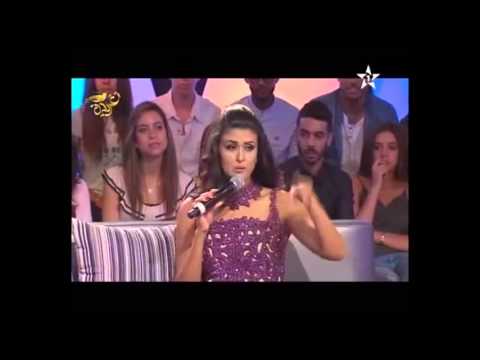 مذيعة تسقط على وجهها في الجليد