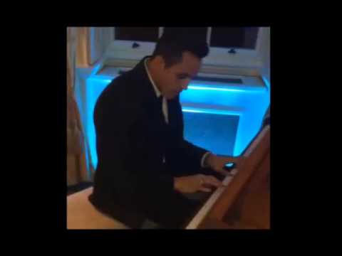 أليكسيس سانشيز يعزف على البيانو
