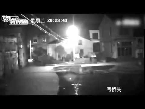 فيديو إمراة تسقط فى النهر أثناء انشغالها بالهاتف