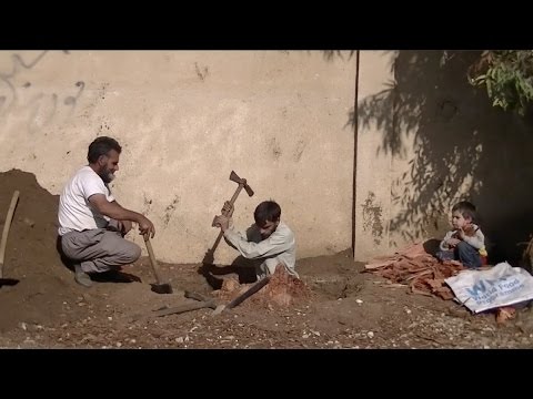 شاهد كيف تغلب أهالي ريف حمص على برد الشتاء