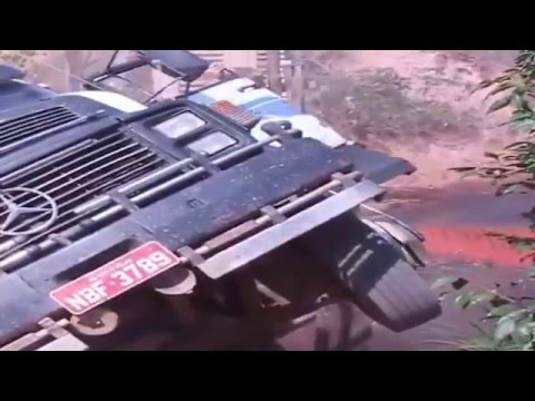 شاهد سقوط شاحنة عملاقة بعد انهيار قنطرة