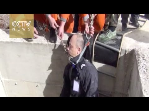 شاهد لحظة إنقاذ رجال الإطفاء لحارس أمن من بئر عميق