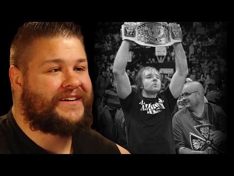 شاهد بطل القارات بالمصارعة الحرة يلقي بالميكروفون في وجه مذيع