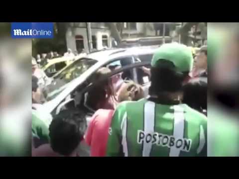 شاهد امرأة توقف زوجها مع عشيقته داخل سيارة