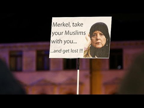 شاهد مسيرة لحركة ليغيدا ضد اللاجئين وأخرى تدعو للتسامح والاندماج