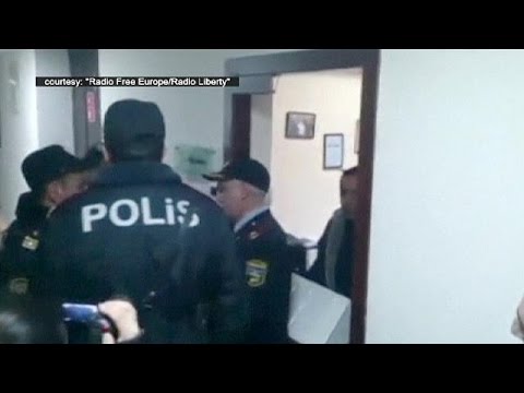 قوات الأمن تقتحم مقر إذاعة أوروبا الحرة في أذربيجان