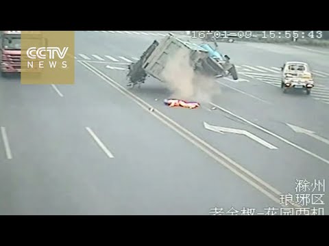 بالفيديو شاحنة تدهس عامل نظافة في الصين