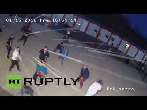 بالفيديو إصابة رجلا شرطة بجروح جراء رشقهم بالحجارة من قبل لاجئين