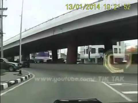 شاهد شرطي يتصدى لمخالفة في الشارع بطريقة جاكي شان