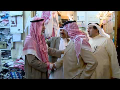 موقف طريف لنجل الملك سلمان خلال جولته بسوق القيصرية