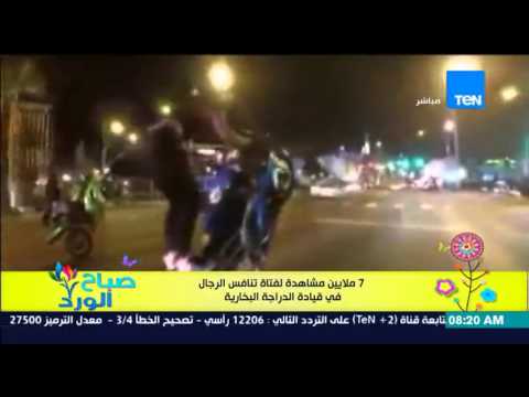 شاهد فتاة تنافس الرجال في قيادة الدراجة البخارية