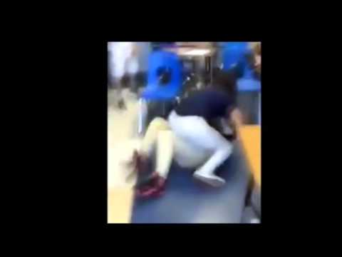 شاهد  مشاجرة بين طالبتين تجبر مدرسًا أميركيًا على الاستقالة