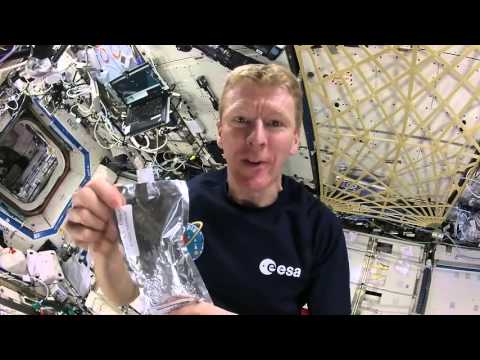 رائد فضاء يشرح طريقة إعداد القهوة فى حالة إنعدام الوزن