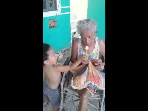 فيديو طفل يُطعم جدته العجوز الجالسة على مقعد متحرك