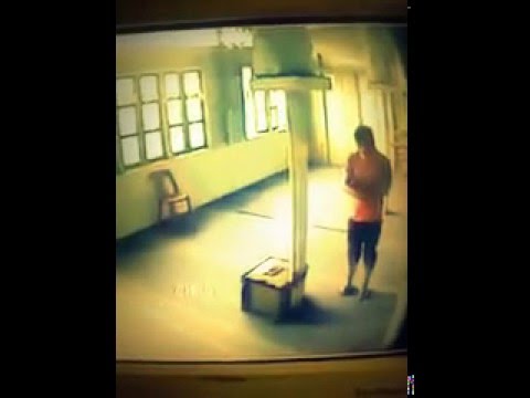 شاهد لص يتظاهر بالصلاة لسرقة صندوق التبرعات