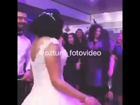 شاهد عريس وعروس يشعلان حفل زفافهما برقصة مجنونة