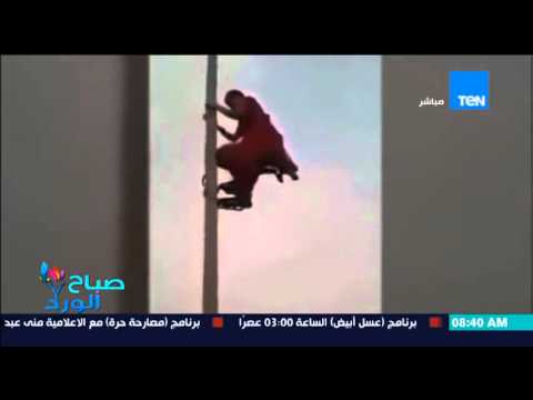 فتاة تتسلق عمود نور مرتفع وسط دهشة من جميع الحاضرين