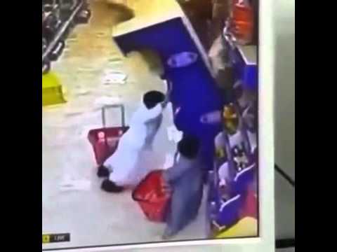 بالفيديو لحظة سقوط دولاب عرض فوق طفل سعودي