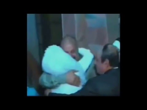 فيديو مشهد مؤثر لعروسة تقبل قدم والدها ليلة زفافها