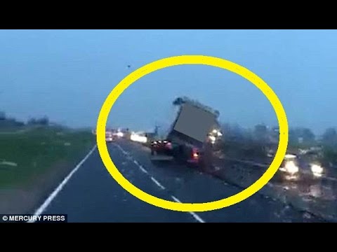 بالفيديو الرياح العاتية تجبر شاحنة على السير بعجلتين