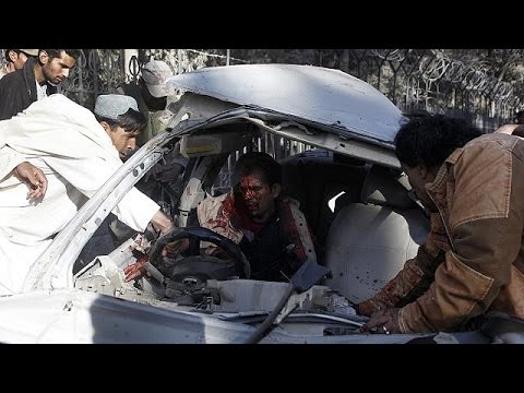 شاهد مقتل 9 أشخاص وإصابة العشرات في تفجير انتحاري في باكستان