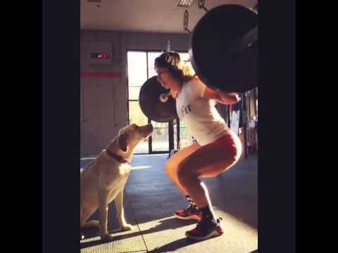 شاهد  كلب يشجّع صاحبته على رفع الأثقال