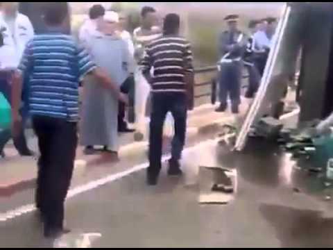 بالفيديو انقلاب شاحنة محملة بالخمور على الطريق الساحلي في الناظور