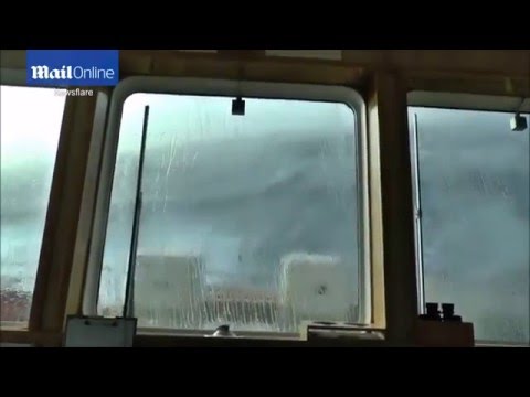 سفينة تواجه أمواج ارتفاعها 30 متر