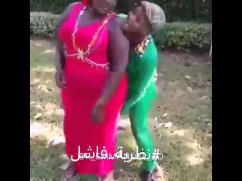 شاهد رجل يضع زوجته في موقف محرج