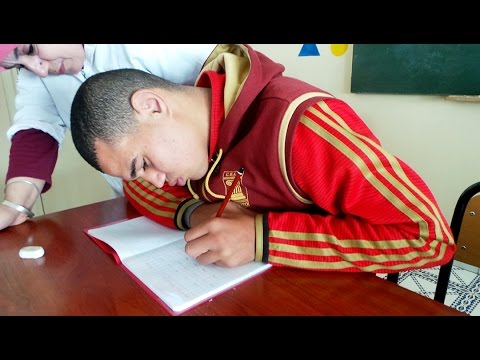 شاهد إمرأة تستغل طفلًا معاقًا ذهنيًا لبيع البسكويت في الحافلات