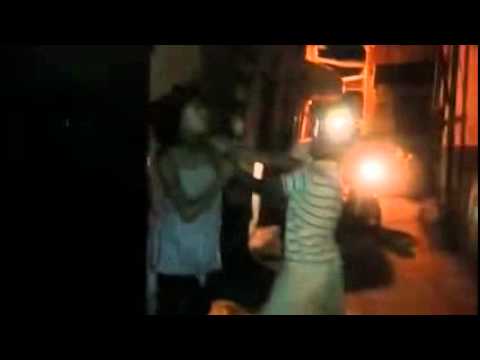 بالفيديو فتاة تلقن زوج أمها علقة ساخنة