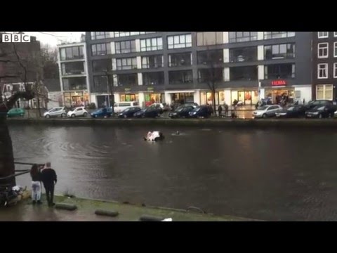 بالفيديو لحظة إنقاذ امرأة وطفلها من الغرق