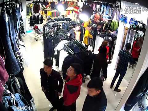 فيديو امرأة آسيوية تسرق معطفًا من محل ملابس