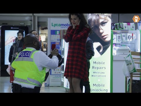 شاهدضابط شرطة يعتقل فتاة أحرجته أمام المارة