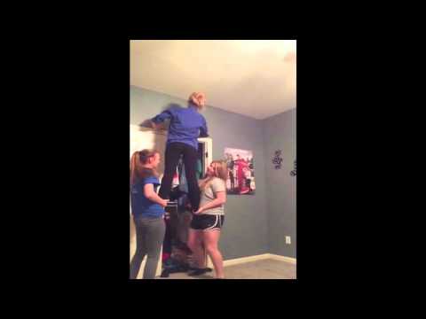 شاهد «هزار» فتيات يتسبب في إصابة زميلتهن