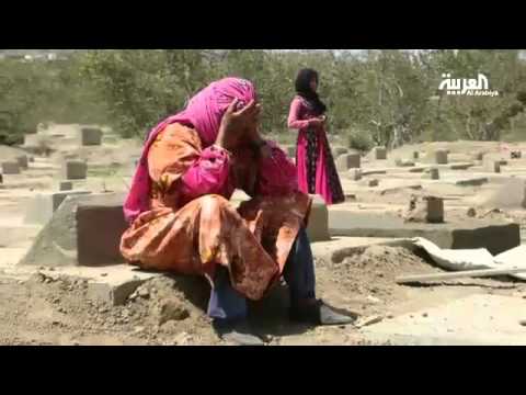 شاهد عجوز ترفض مغادرة المقبرة