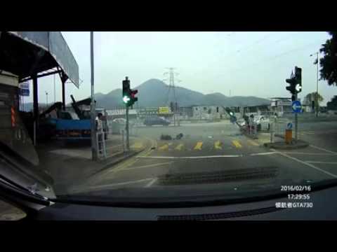 فيديو لحظة دهس رجل وامرأة في إشارة مرور