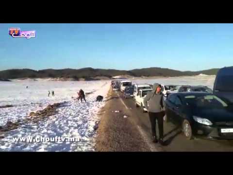 فيديو الثلوج تحاصر العشرات من السيارات في إفران