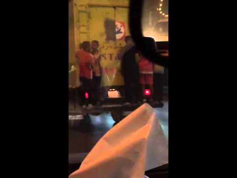 فيديو أطفال يتشبثون بشاحنة صغيرة