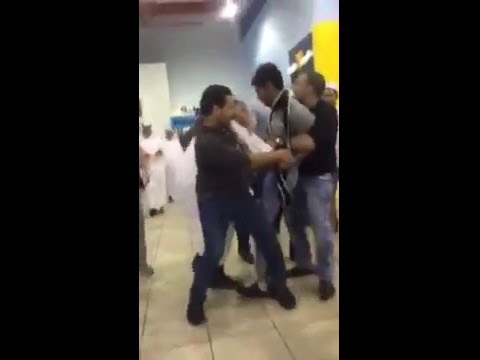 شاهد شاب يعتدي على صاحب متجر بالسكين في السعودية