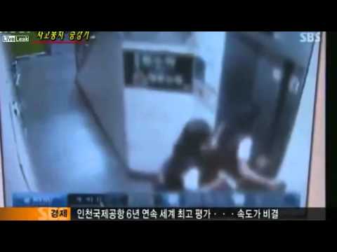 أسانسير يغلق بابه على قدم فتاة ويجذبها للأعلى