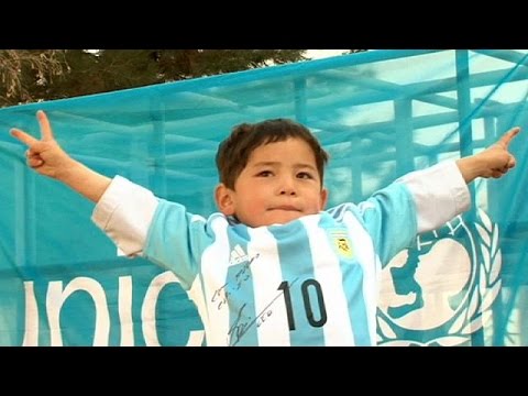 شاهد نجم برشلونة “ميسي” يحقق حلم طفل أفغاني
