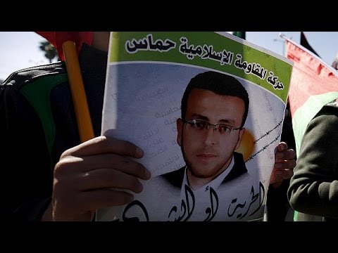 الأسير الصحافي محمد القيق ينهي إضرابه عن الطعام